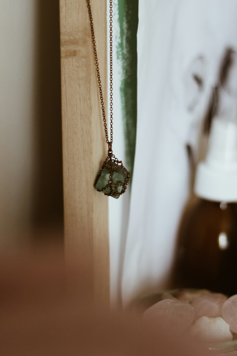 Pandantiv cu piatră verde brută, înfășurat manual în sârmă de bronz
